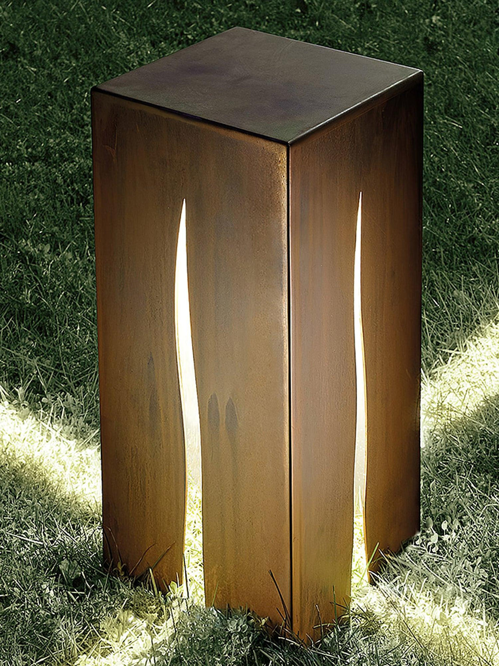 Crack Cube Sculpted Garden Light