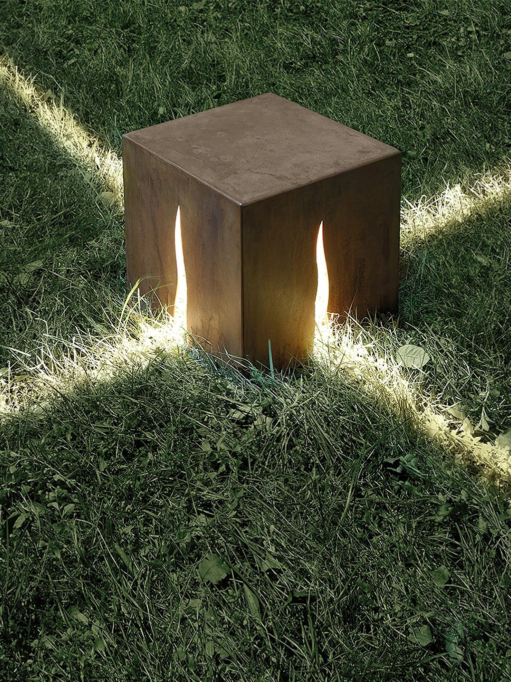 Crack Cube Sculpted Garden Light