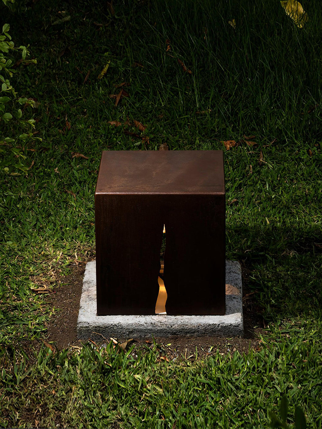 Crack Cube Sculpted Garden Light