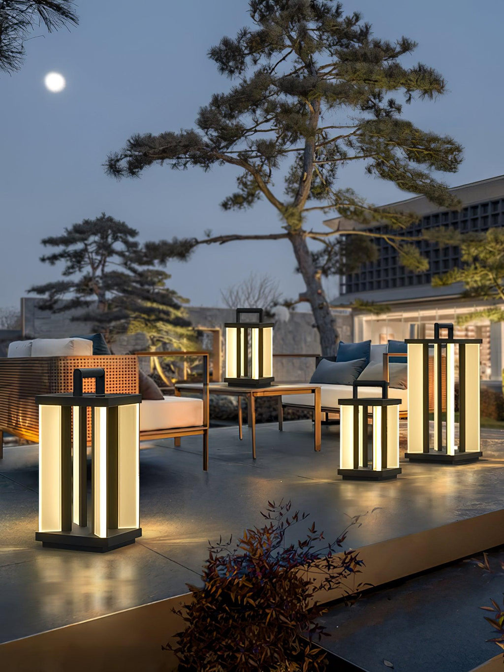 MetroLuxe Minimal Steel Walkway Light